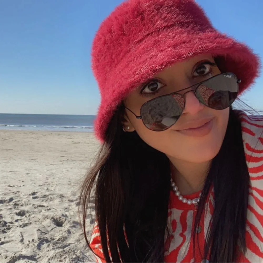 Urban Outfitters fuzzy maroon bucket hat - Picture 4 of 4